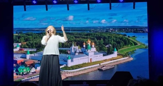 Елена Менгалова с авторским концертом «Будем жить»